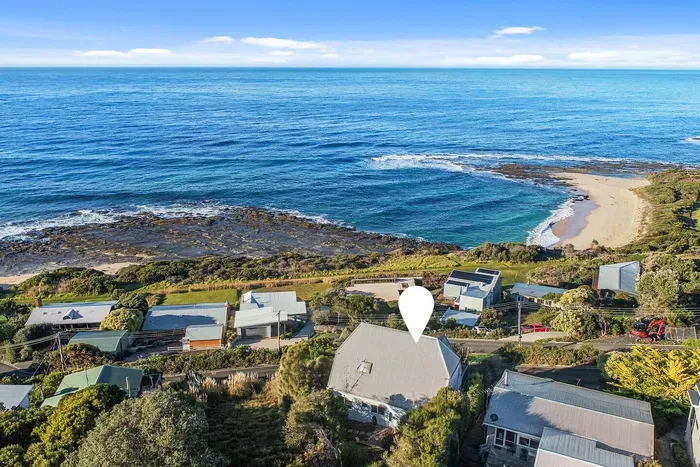Marengo Views sits directly above the Marengo Reef Marine Sanctuary — Harrison’s Beach and the Southern Ocean at your doorstep, Apollo Bay 5 minutes away.