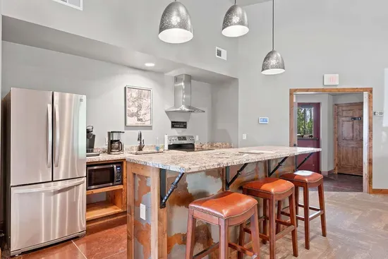 The Powder House Pass clubhouse also includes a small kitchenette and gathering space, perfect for relaxing, grabbing a snack, or meeting up with friends and family during your stay.