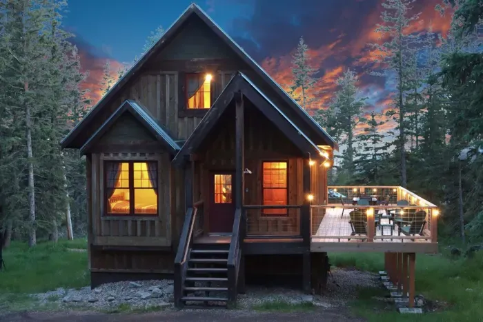 A pine-covered hideaway that glows at sunset and practically says, “Drop your boots here.” Spend the day hiking, biking, or exploring — then kick back on the deck with a glass of wine, swap trail stories, and soak in the mountain air. Adventure by day, coz