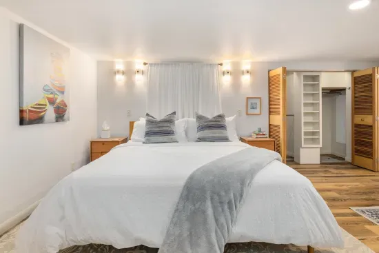 Luxurious King bed with Egyptian cotton sheets and dimmable lights