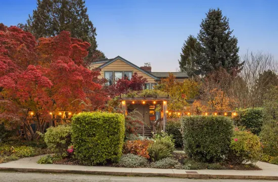 Street view of this secret garden with evening lighting and circular sidewalk