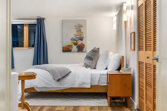 Guaranteed great night of sleep on this hotel quality King hybrid mattress with block out curtains