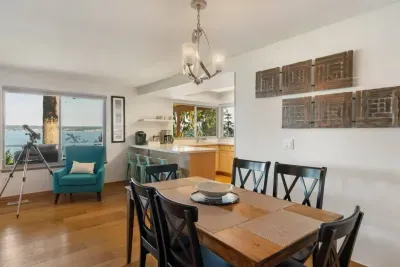 There's room for the entire group to enjoy that meal together with seating for four at the peninsula bar and a dining table for six tucked away under a modern chandelier.