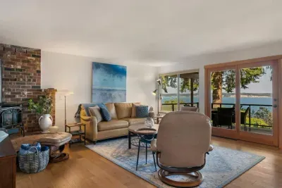 A spacious living with panoramic views.  The wide glass door onto the deck include a little ramp - easy access for folks who may use a walker and a wheelchair.