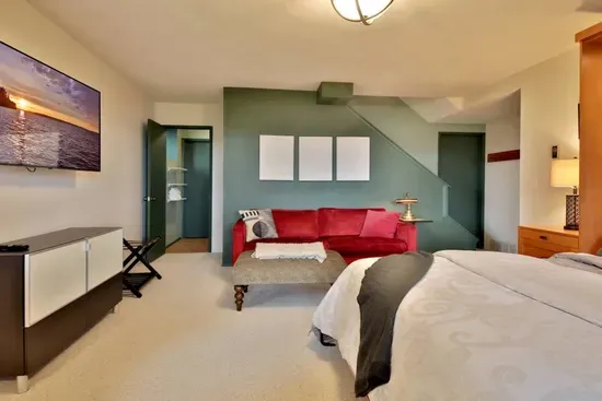 Downstairs daylight basement bedroom with Queen mattress and private half bath.  Include a smart TV.