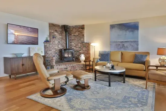 Butter-soft leather furnishings encourage you to relax, connect with your friends and loved ones, or perhaps curl up with a good book.