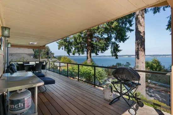 Rounding corner to front of deck - no stairs.