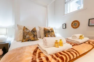 Chic Soho Gallery Flat with Private Terrace - image 5 of 46