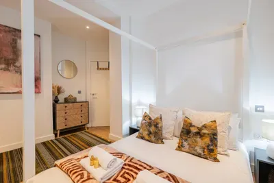 Chic Soho Gallery Flat with Private Terrace - image 16 of 46