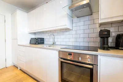 Chic Soho Gallery Flat with Private Terrace - image 17 of 46