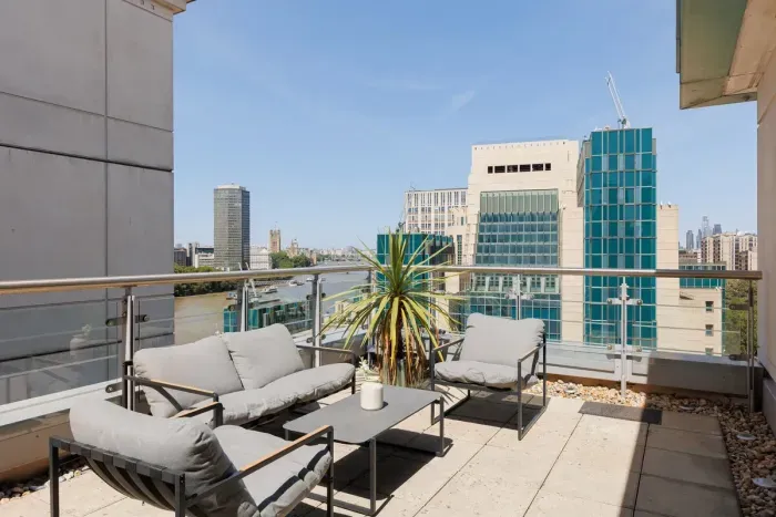 River Thames Penthouse + Private Rooftop Terrace - image 3 of 24