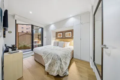 Elegant Kensington Apartment with Private Terrace