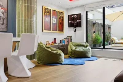 Elegant Kensington Apartment with Private Terrace