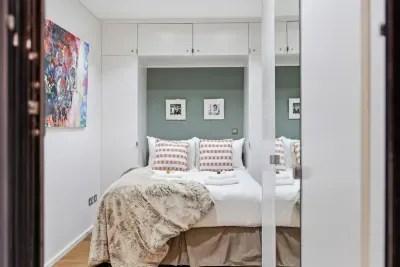 Elegant Kensington Apartment with Private Terrace
