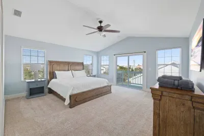 Master bedroom - King bed
