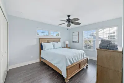 Queen Bedroom 4