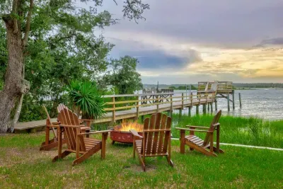 Crescent Retreat, Sleeps 12, Beautiful water views - image 9 of 45