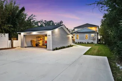 Crescent Retreat, Sleeps 12, Beautiful water views - image 12 of 45