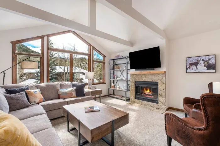 A spacious living area perfect for making memories.
An inviting open living room with a cozy gas fireplace and lots of Estes Park hiking and history books for your reading during your stay.