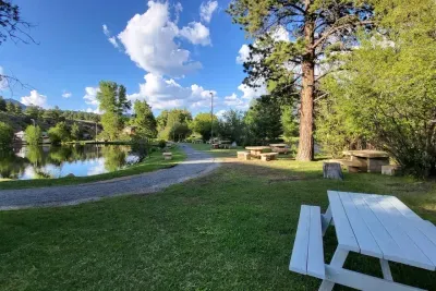 Coffee on the Rocks is a short 5 minute walk along the river from the condo. Plenty of seating around the pond to enjoy your morning coffee or afternoon beer/wine!