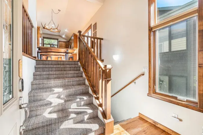 Split level entry. Brand new Carpet throughout entire condo.