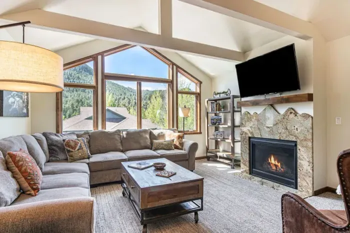 Inviting Living Room looking out to the picturesque mountains! Living Room with 55" Smart TV and gas fireplace.