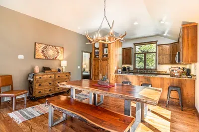 3 Kings Retreat exterior and private trails
