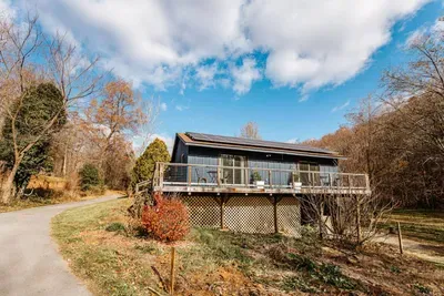 Charming mountain retreat surrounded by woodland, with a spacious deck and peaceful outdoor setting.