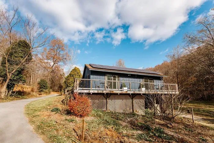 Charming mountain retreat surrounded by woodland, with a spacious deck and peaceful outdoor setting.