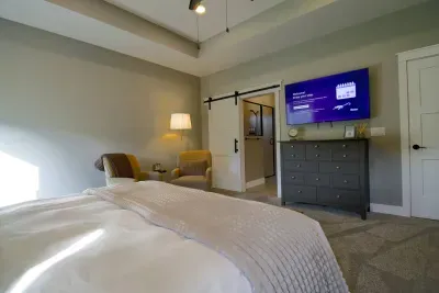 NEW Colbert Hills Retreat w/King Beds - image 17 of 28