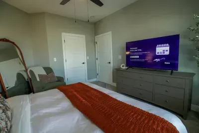 NEW Colbert Hills Retreat w/King Beds - image 24 of 28