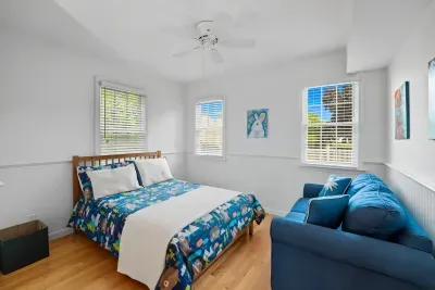 First floor bedroom - Full size bed