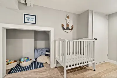 Kids play area & portable crib. 
