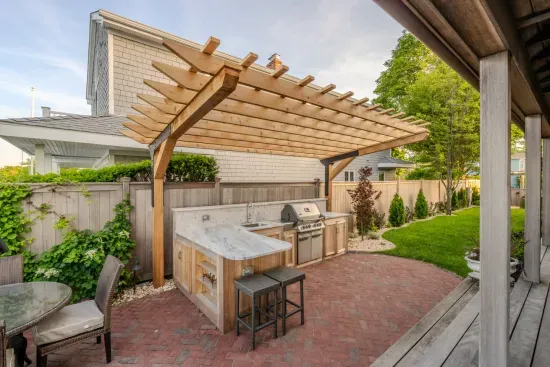 Beautiful outdoor kitchen. Guests are welcome to use anything I the cabinets.