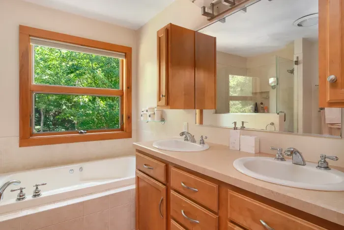 Primary bedroom ensuite with jet tub