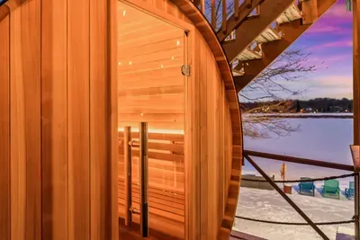 Sweat it out in your private barrel sauna overlooking the lake—perfect for cold mornings, post-hike recovery, or a serene wind-down at sunset. A wellness touch that makes your stay feel truly indulgent.