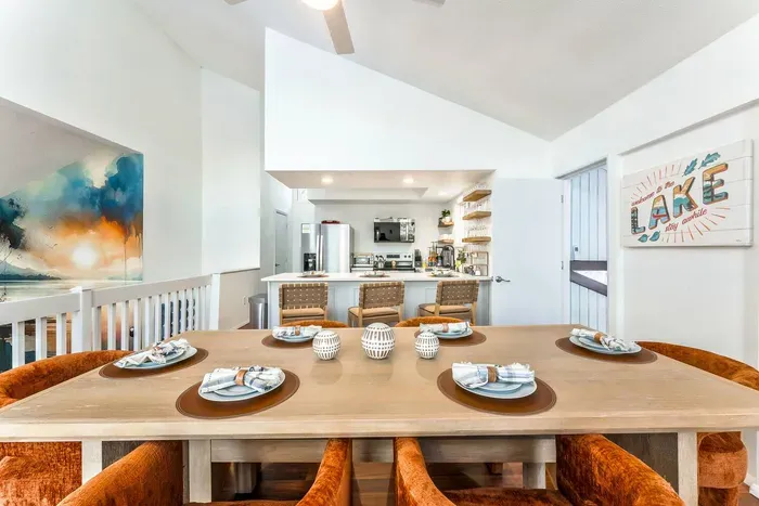 With seating for 8+, this stylish dining space is made for connection—whether it’s holiday meals, lake-view brunches, or lively dinners that linger late into the evening.