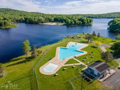 Cool off at the seasonal outdoor pool, just minutes from Moonlit Peak. With lounge chairs, picnic tables, and stunning lake views, it’s the perfect spot for sunny days and family fun.