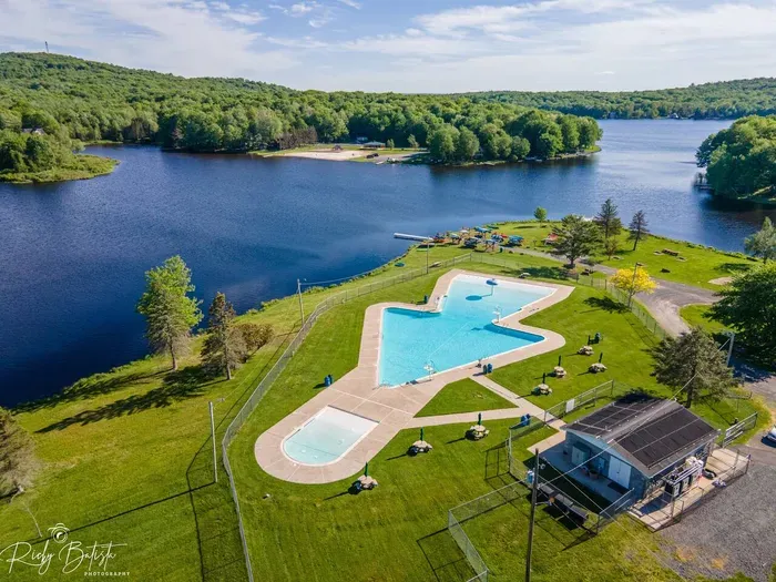 Cool off at the seasonal outdoor pool, just minutes from Moonlit Peak. With lounge chairs, picnic tables, and stunning lake views, it’s the perfect spot for sunny days and family fun.