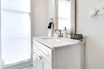 Full bathroom - Upstairs