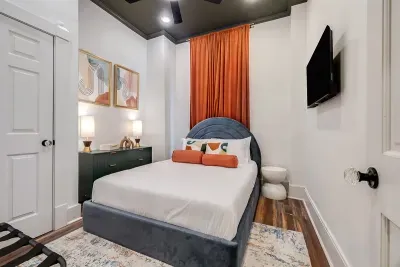 Queen Bedroom Downstairs -2