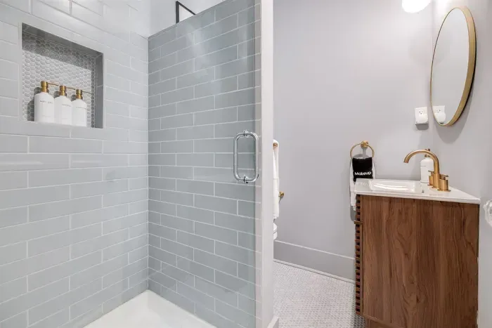 Full bathroom Downstairs -1