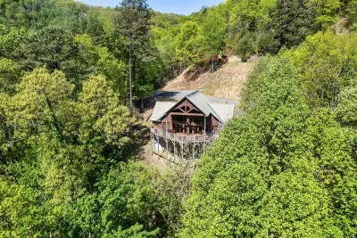 Cozy cabin vibes with a view that inspires.
