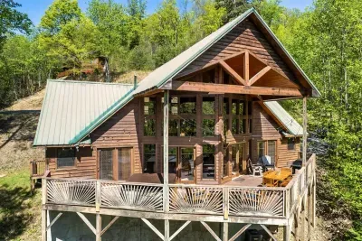 Your cabin escape, where the outdoors meets comfort.