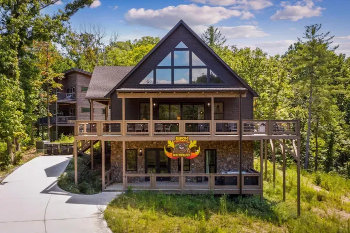 Three levels of deck wrap this mountain cabin, with room to spread out from sunrise coffee to after-dark stargazing. Pull in, unload once, and let the trip start.
