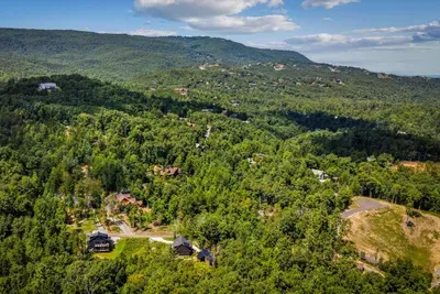 Sweeping mountain views that stretch clear to the far ridges. Hiking trails, waterfalls, and small-town main streets all sit minutes down the road.