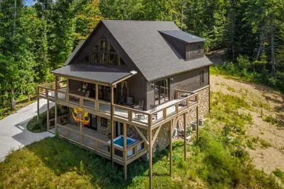 Rear decks, private hot tub, and level parking for the whole group. Roll in, unpack once, and let the mountain handle the rest of your weekend.