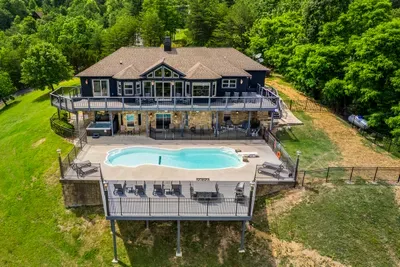 Private saltwater pool and room for the whole reunion