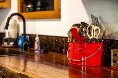 Real knives, real cookware, and a utensil crock that's got what you'll reach for. Stocked kitchens are why guests book cabins over hotel rooms — this one delivers.