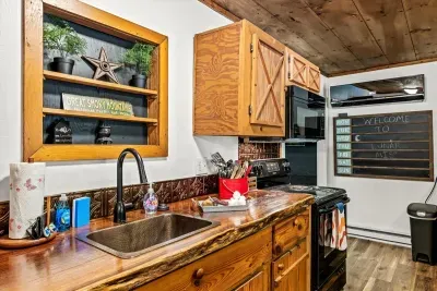 Deep sink, wood counters, and a chalkboard for trail notes and grocery lists. The small stuff's handled so you can get on with the good part of the day.